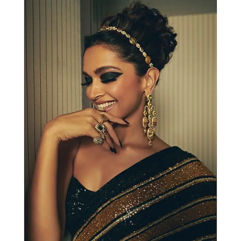 DEEPIKA PADUKONE STUNNING LOOKS IN BEAUTIFUL BLACK SAREE SLEEVELESS BLOUSE 2